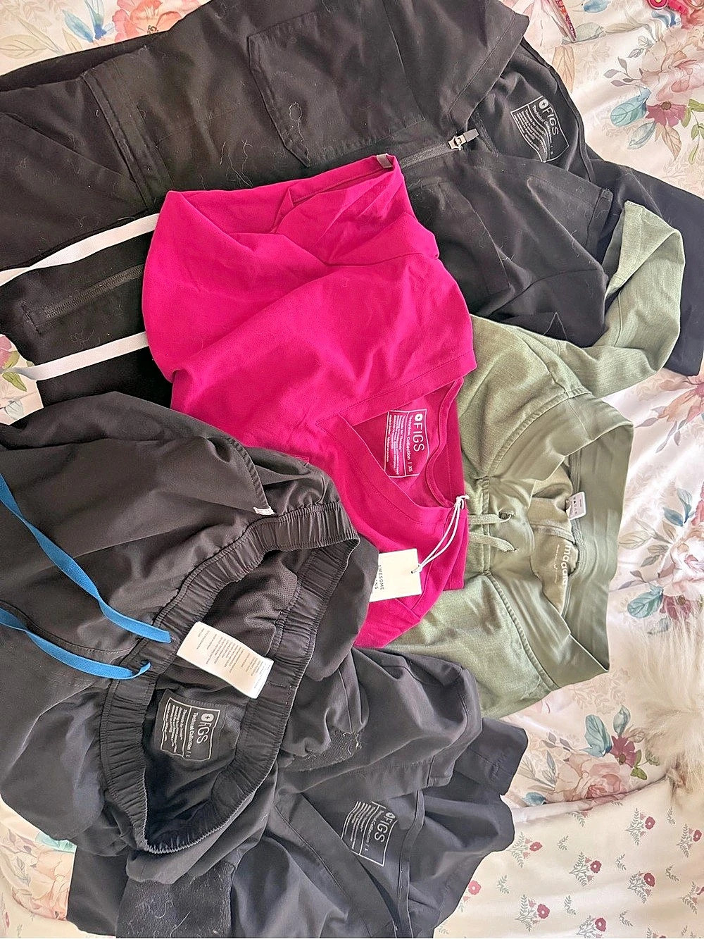FIGS Technical Collection Scrub Tops in Black & Pink XS, made pants and figs jum